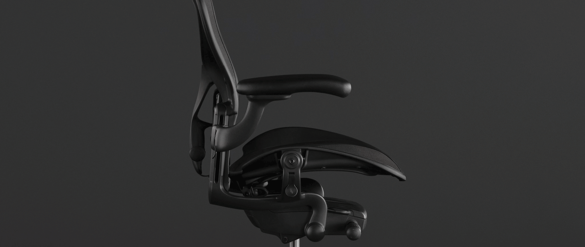 ブラックのアーロンチェアの写真上に描いたアニメーションで、アーロンチェアのPostureFit SLが脊椎をトータル的にサポートする様子を表現しています。
