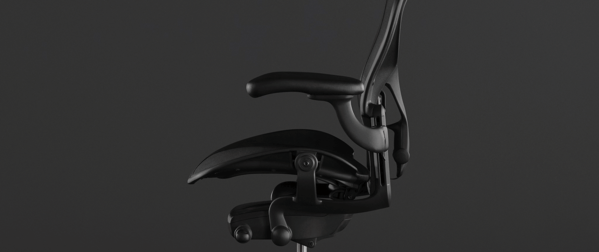 ブラックのアーロンチェアの写真上に描いたアニメーションで、シートの前角が姿勢の調節し、楽に脊椎をサポートする様子を表現しています。
