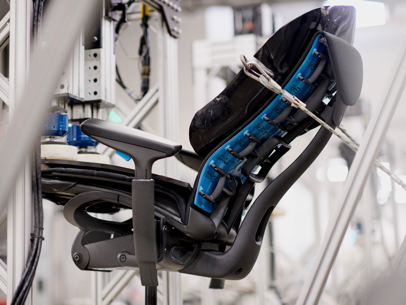 Herman Miller制造现场的一台测试机器上，从侧面展示的Embody电竞椅。