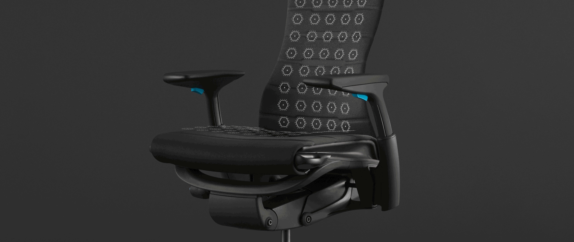 黑色背景中的座椅照片上叠放的动画图，重点突出Embody电竞椅上的均衡压力分布。